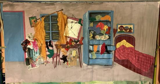 Chambre de jeune fille avec des rideaux qui tombent, un lit défait, une armoire aux tiroirs ouverts et des affaires qui gisent un peu partout