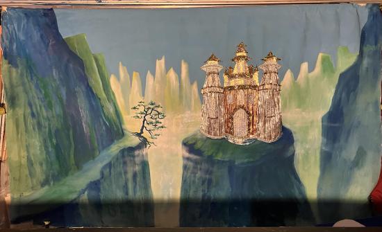 Château doré sur un rocher entouré de précipies