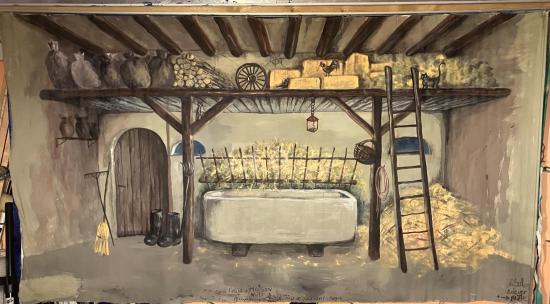 Etable avec une bassine, du foin, une galerie sur laquelle sont posés des sacs et du bois et où l'on voit un chat, une poule et une souris