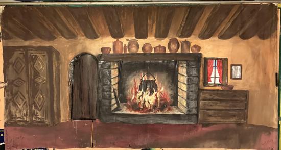 Cuisine boisée avec une cheminée allumée, porte fermée