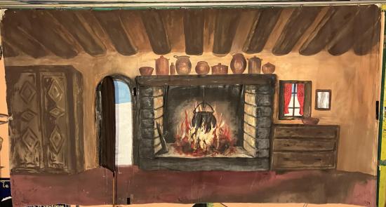 Cuisine boisée avec une cheminée allumée, porte ouverte