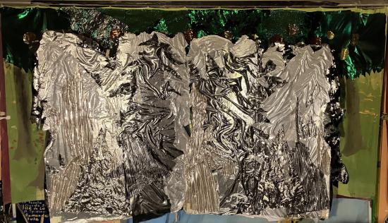 Forêt aux arbres dorés et argentés, couverts de fruits d'or; devant elle deux portes d'argent fermées