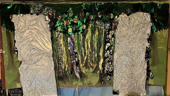 verts de fruits d'or; devant elle deux portes d'argent ouvertes