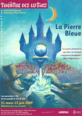 Homme en chapeau devant une fontaine surmontée d'une pierre bleue, un château s'élève en arrière-plan
