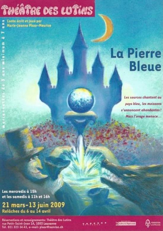 Homme en chapeau devant une fontaine surmontée d'une pierre bleue, un château s'élève en arrière-plan
